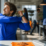 comment avoir de l energie rapidement jeune professionnel s etire open space