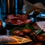 Les dangers de la chrononutrition : table et excès de gras, horaire chrono