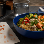 Les glucides font grossir : quinoa et légumes rôtis (sauce tahini).