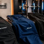Pantalon musculation technique : coupes anti-déchirure à l’entrejambe, vue en salle de sport