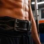 Ceinture haltero en cuir vue en salle de musculation, prête pour deadlift