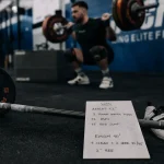 Mouvement crossfit : barre au sol et liste WOD pour adapter le scaled