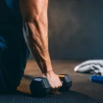 Muscle sous les bras : triceps, extensions haltères contre peau qui pend