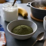 Poudre de moringa bienfait : bol de poudre verte, dosage 2 à 6 g/jour