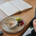 Sensation de faim permanente estomac : main sur ventre et bol de yaourt