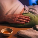Huiles essentielles et règles douloureuses : femme au bas-ventre avec huile à diluer