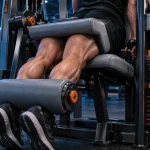 Leg curl assis : travail des ischio-jambiers